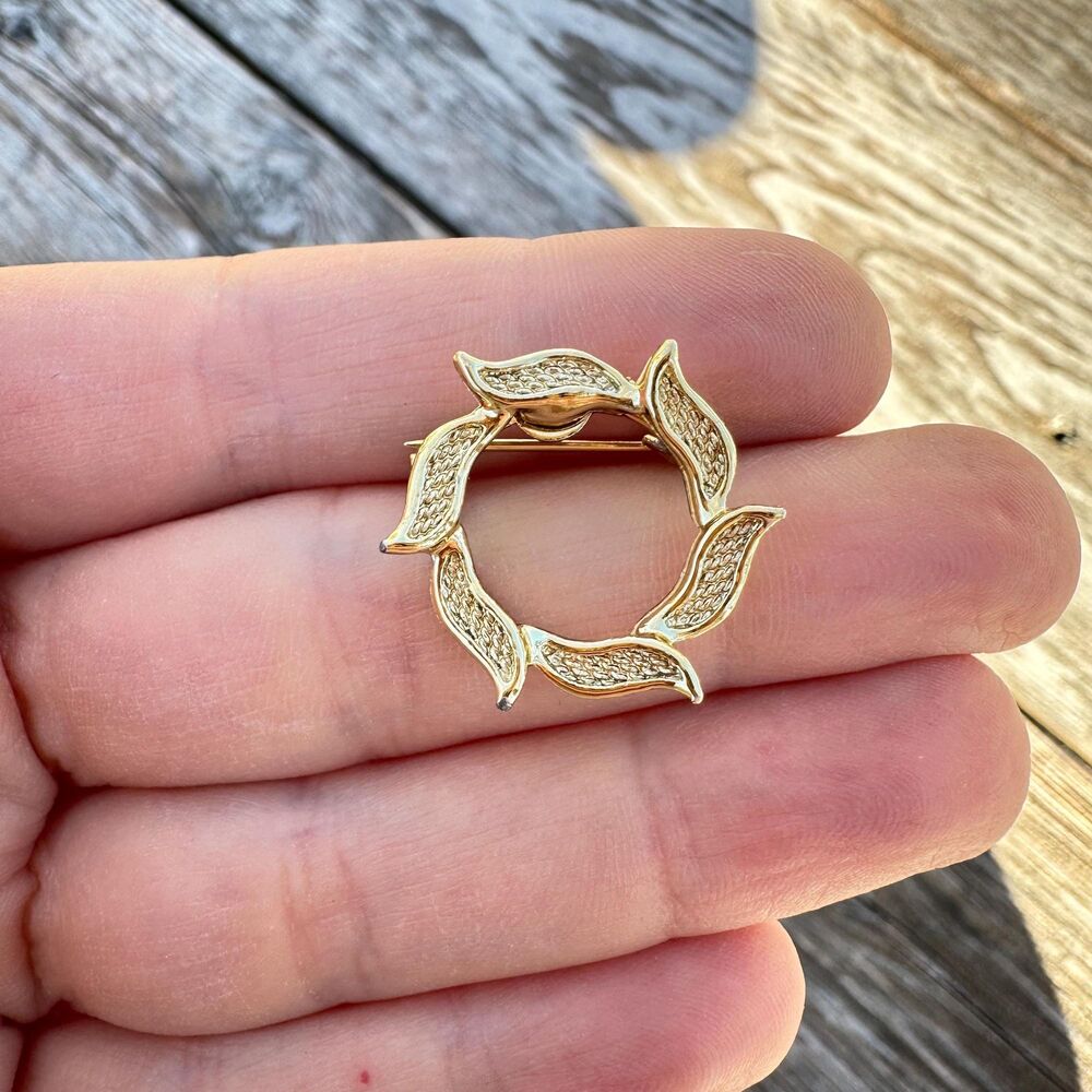 Vintage Jewelry Gold Tone Wreath Brooch Pin